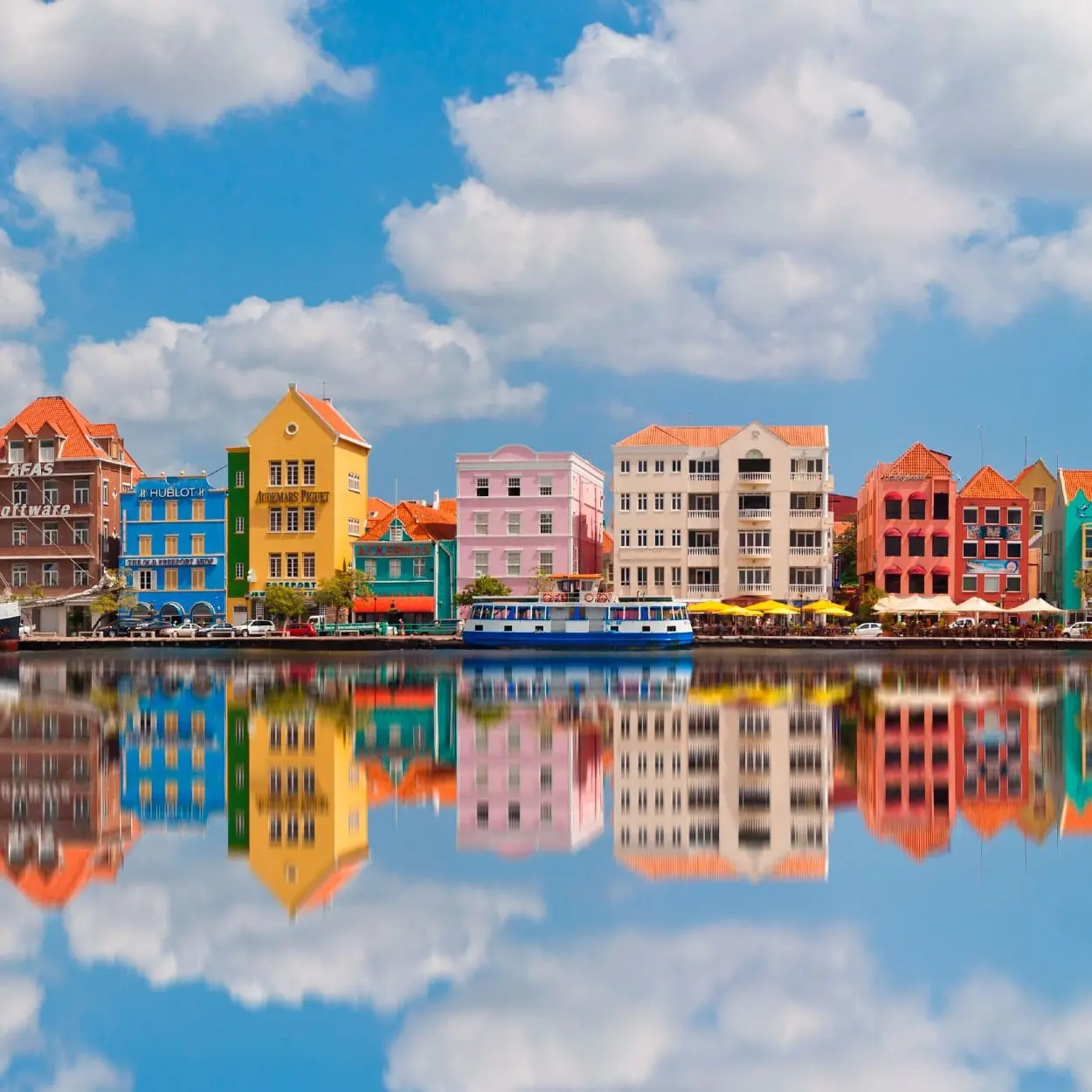 Casas coloniales de colores frente al canal de Willemstad, Curazao