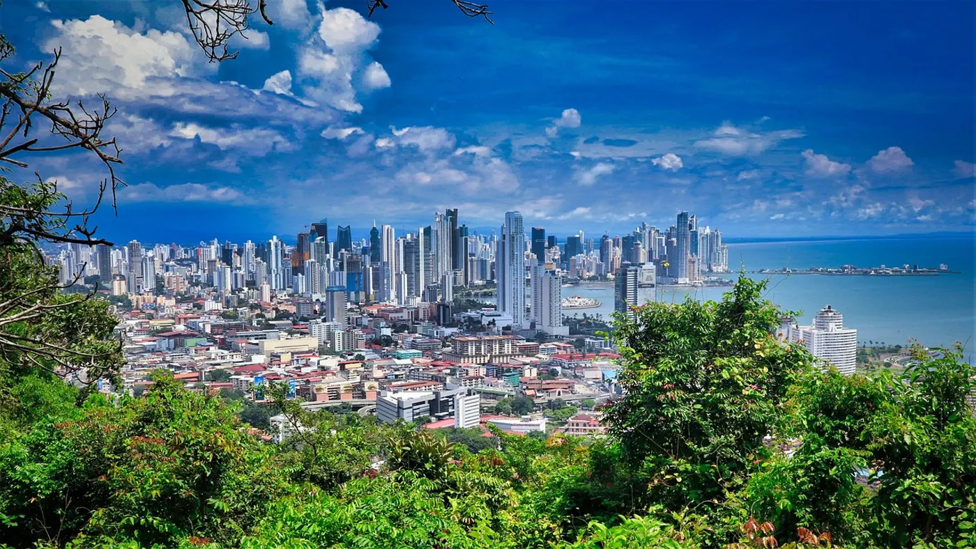 Ciudad costera vista desde las montañas en un destino de Avior Airlines